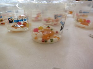 Intressanta gelékulor som man sedan hällde dryck på.