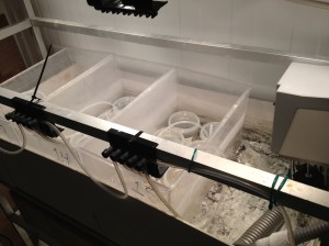 Till höger skymtar värmaren som en fyrkantig låda och kylaren som en spiral. 