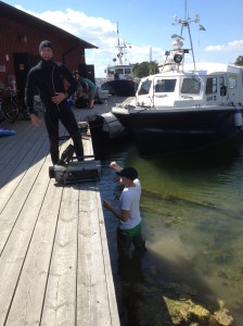 Det är kul att jobba med film! Mattias och Ola gör sig redo för bad.