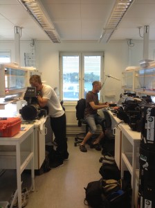 Alex och Ola kontrollerar kamerans inställningar innan vi åker ut.