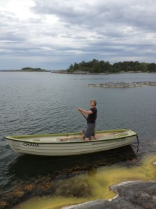 Oscar tränar gondol-teknik utanför bastun.