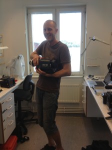 En kamera är ömtålig utan sitt skyddande hölje. Ola klappar om den.