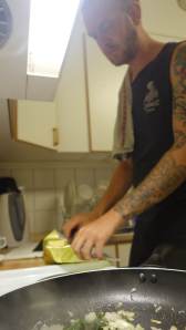 Här ser ni mig preppa inför middagen.