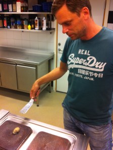 Stefan Eriksson, årets kock 2005, halstrar ostron.