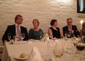 Tiina omgiven av opponent och handledare.