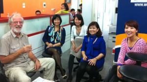 Det är nästan bara kvinnor som arbetar på MCD och allt är mycket effektivt och välplanerat.