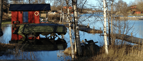 7 upplagd båt vid högvatten